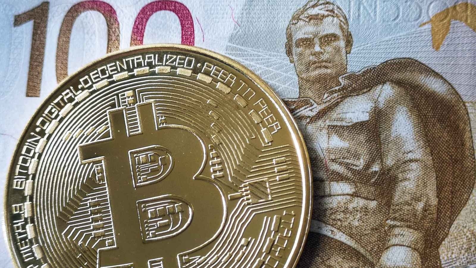 رمز البيتكوين مع فاتورة بقيمة 100 روبل في موسكو بعد تصويت المشرعين الروس على قانون يقيد تعدين البيتكوين - 30 يوليو 2024