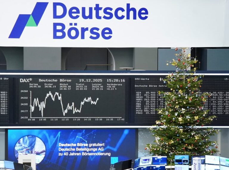 شاشة إلكترونية تعرض بيانات الأسهم المدرجة على المؤشر داكس الألماني في بورصة فرانكفورت
