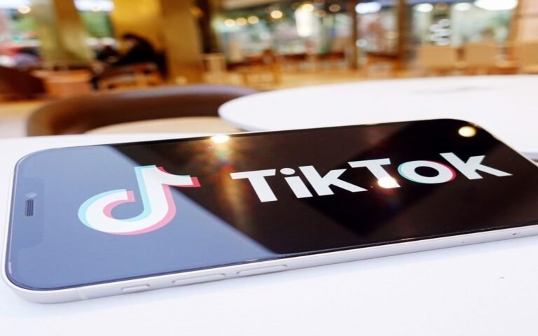 شعار تطبيق تيك توك على أحد الهواتف الذكية