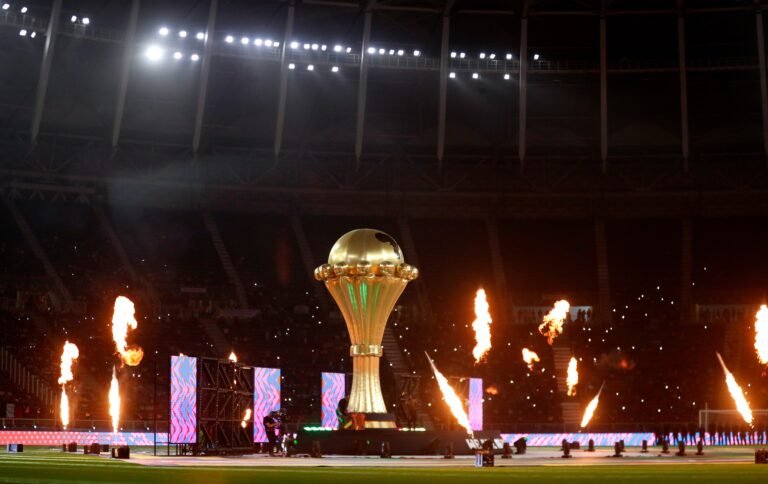 نسخة من كأس الأمم الأفريقية معروضة على أرض الملعب قبل مباراة مصر والسنغال في نهائي كأس الأمم الأفريقية لكرة القدم 2022