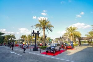 يحول دبي إلى وجهة لاستعراضات ومسيرات كبرى، وعروض سيارات نادرة