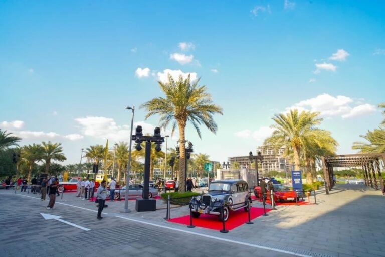 يحول دبي إلى وجهة لاستعراضات ومسيرات كبرى، وعروض سيارات نادرة