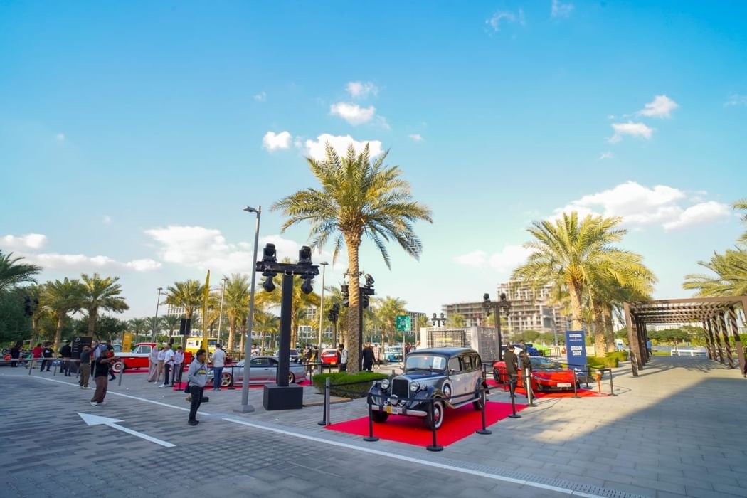 يحول دبي إلى وجهة لاستعراضات ومسيرات كبرى، وعروض سيارات نادرة